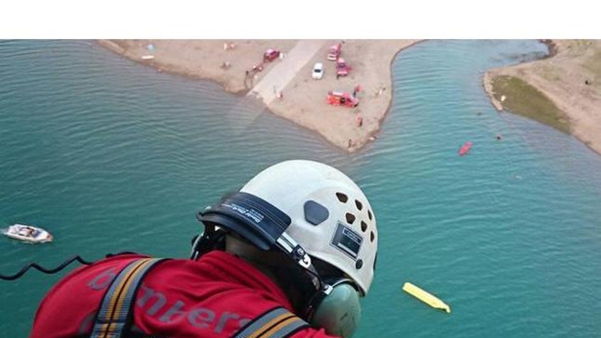 Un bombero observa desde el helicóptero el pantano de Sant Antoni (Pallars Jussà, Lleida), durante las tareas de rescate.-Foto: BOMBERS DE LA GENERALITAT