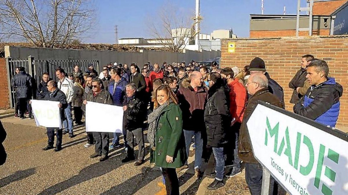 Concentración de trabajadores amenazados por el ERE de la factoría medinense Isowat Made, ayer.-EL MUNDO