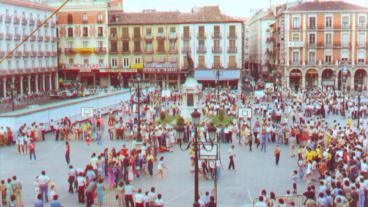 El Campo Grande y la Acera de Recoletos (antiguo paseo central de coches) se ha convertido en la sede permanente de un Día del Mini que hizo hace 35 años, como muestra la imagen, parada y osta en la Plaza Mayor.-DVB