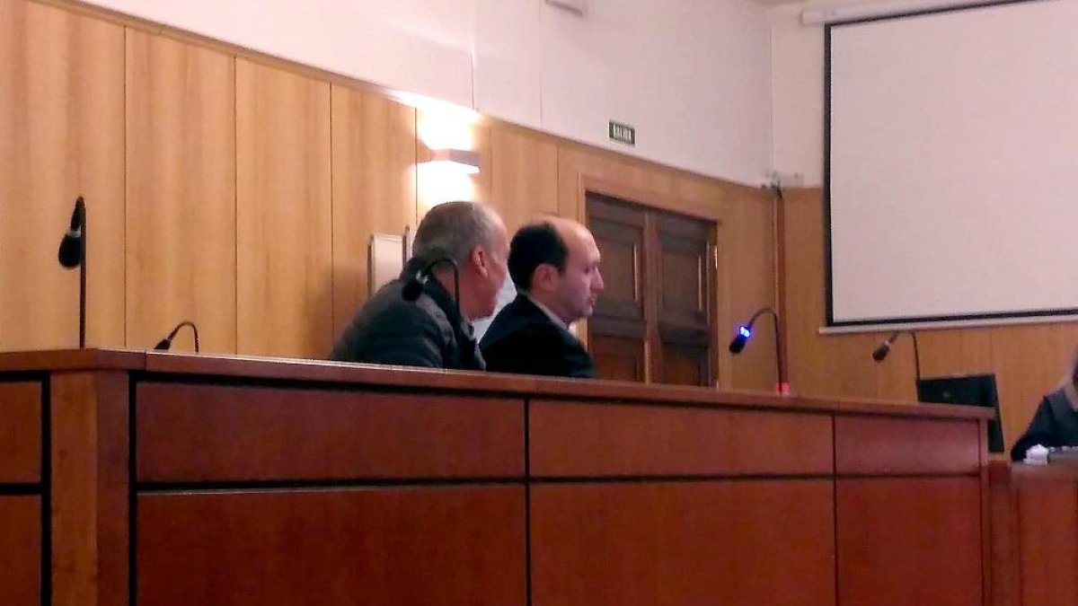 El acusado, Pedro Mota, y su abogado defensor, ayer.-E. PRESS