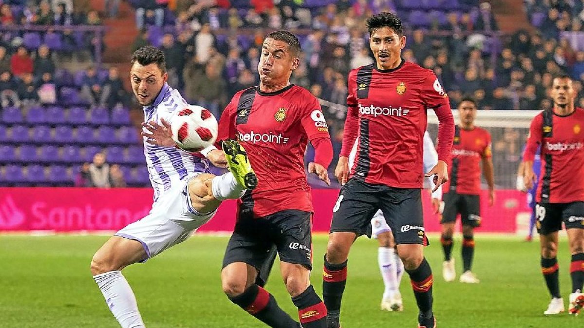 Óscar Plano, autor del primer gol, pugna por el balón en el partido disputado anoche en Zorrilla.-PABLO REQUEJO