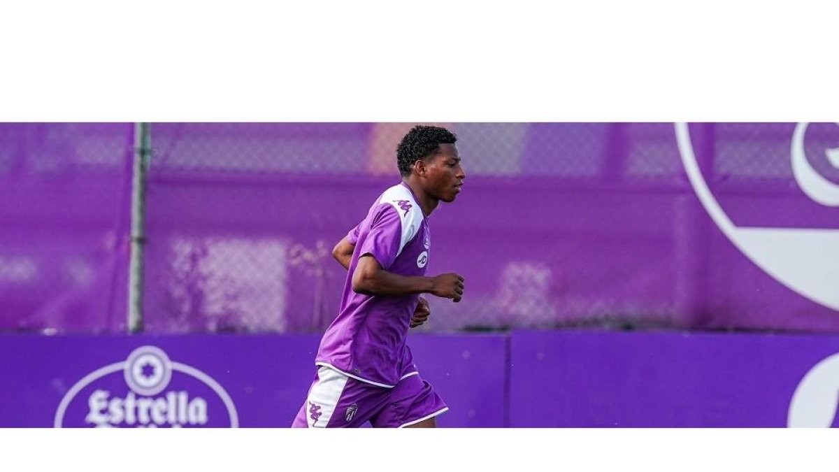 Plata realiza carrera continua en los Anexos de Zorrilla en un entrenamiento de esta pretemporada. / IÑAKI SOLA / RVCF