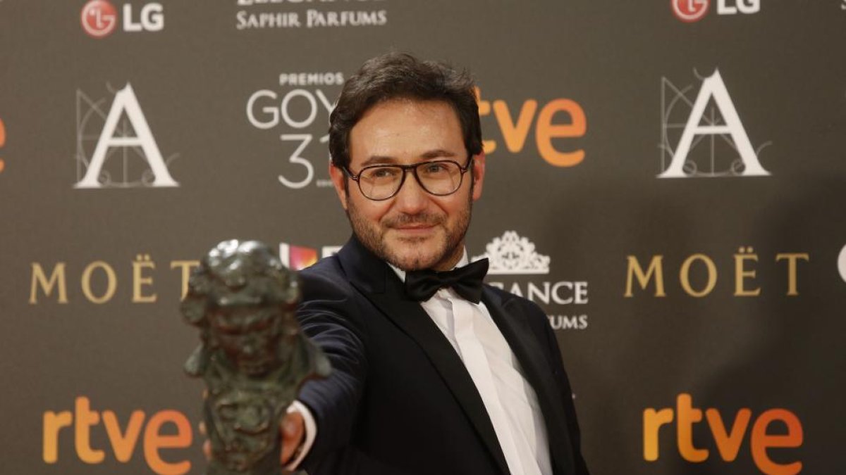 Carlos Santos con su Goya al mejor Actor Revelación.-SERGIO GONZÁLEZ