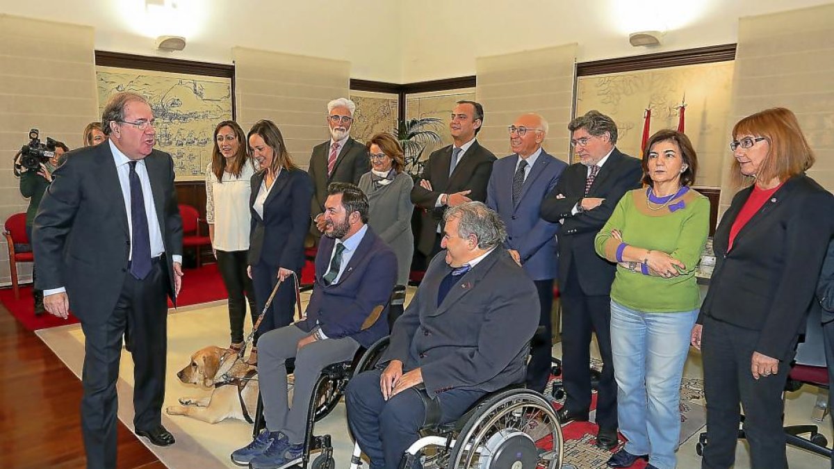 El presidente Juan Vicente Herrera junto a Francisco Sardón y el resto de la junta directiva de Cermi.-ICAL