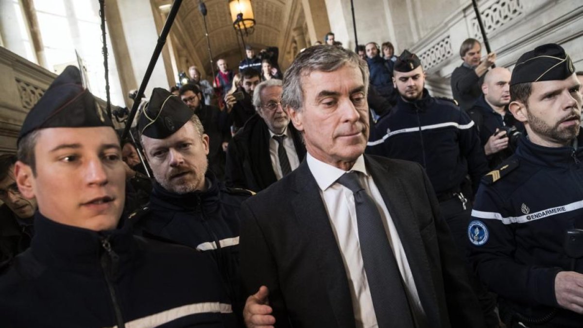 El exministro de Hacienda Jerome Cahuzac sale del Tribunal tras ser condenado a tres años de cárcel por evasión fiscal.-ETIENNE LAURENT / EFE