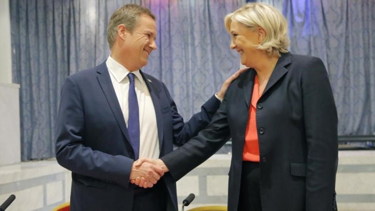 Nicolas Dupont-Aignat y Marine Le Pen, en la formalización de su pacto.-AE Michel Eule