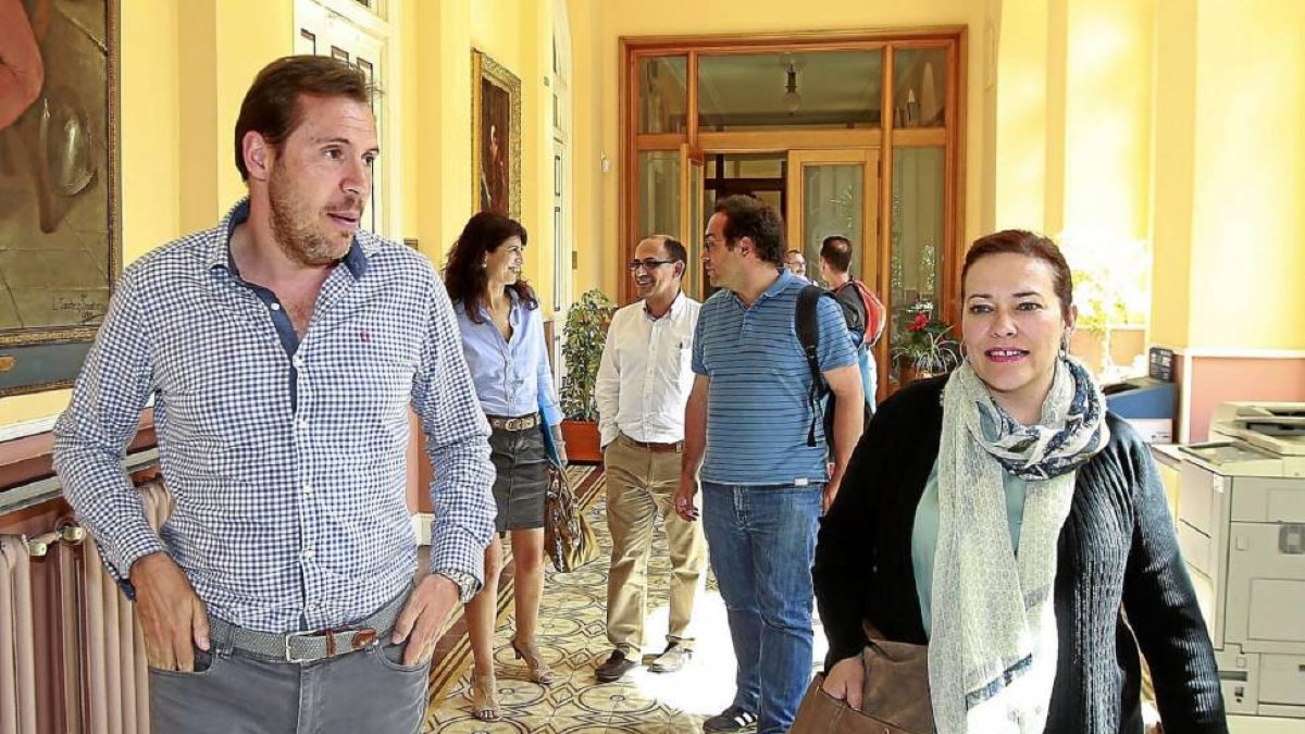 Puente y Charo Chávez antes de reunirse en el Ayuntamiento.-J. M. Lostau