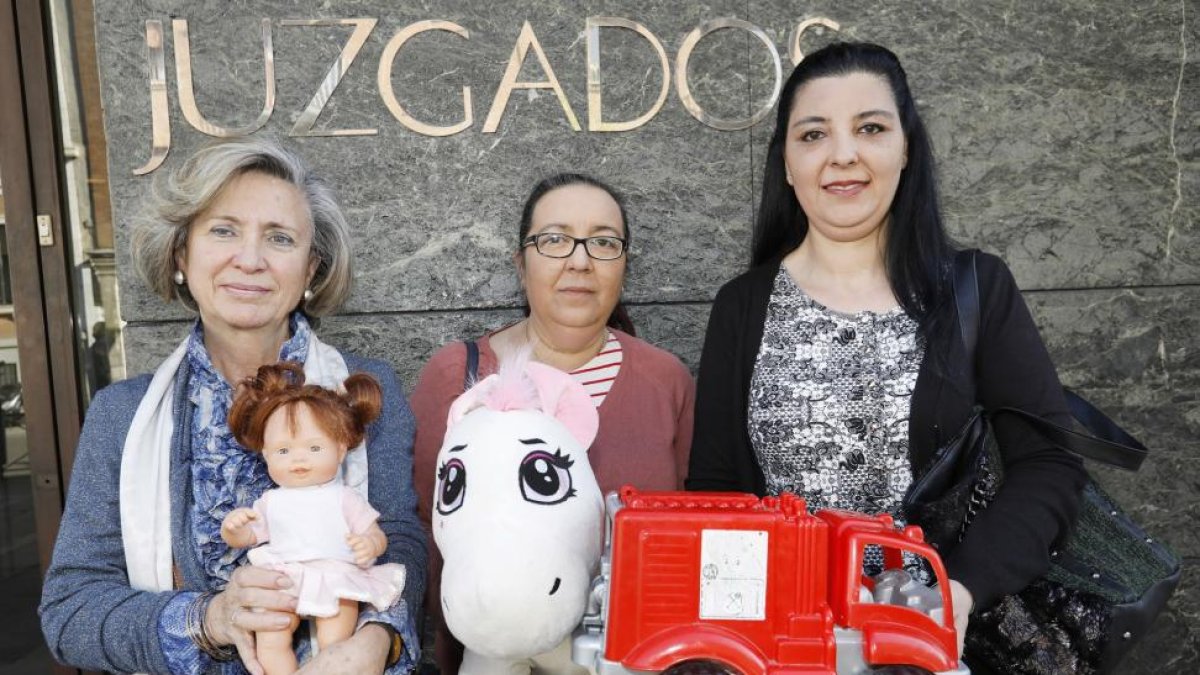 Pilar, Aurelia y Nieves, tesorera, secretaria y presidenta de ‘Abuelos en lucha por sus nietos’, la nueva asociación que acaban de constituir en Valladolid.-J.M.LOSTAU