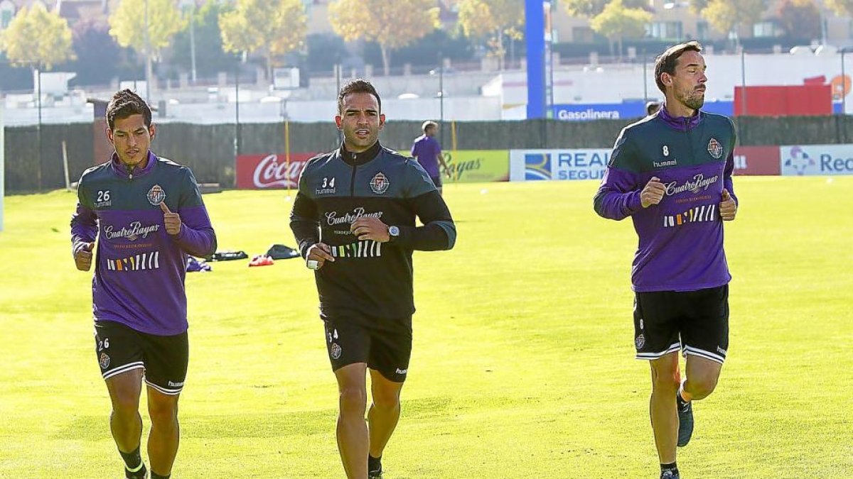 LEÃO Y ZAMBRANO YA CORREN. Dos de los lesionados del Real Valladolid, Leão y Zambrano, éste a caballo entre el primer y el segundo equipo, comenzaron a correr junto al recuperador David Chorro.-J. M. LOSTAU