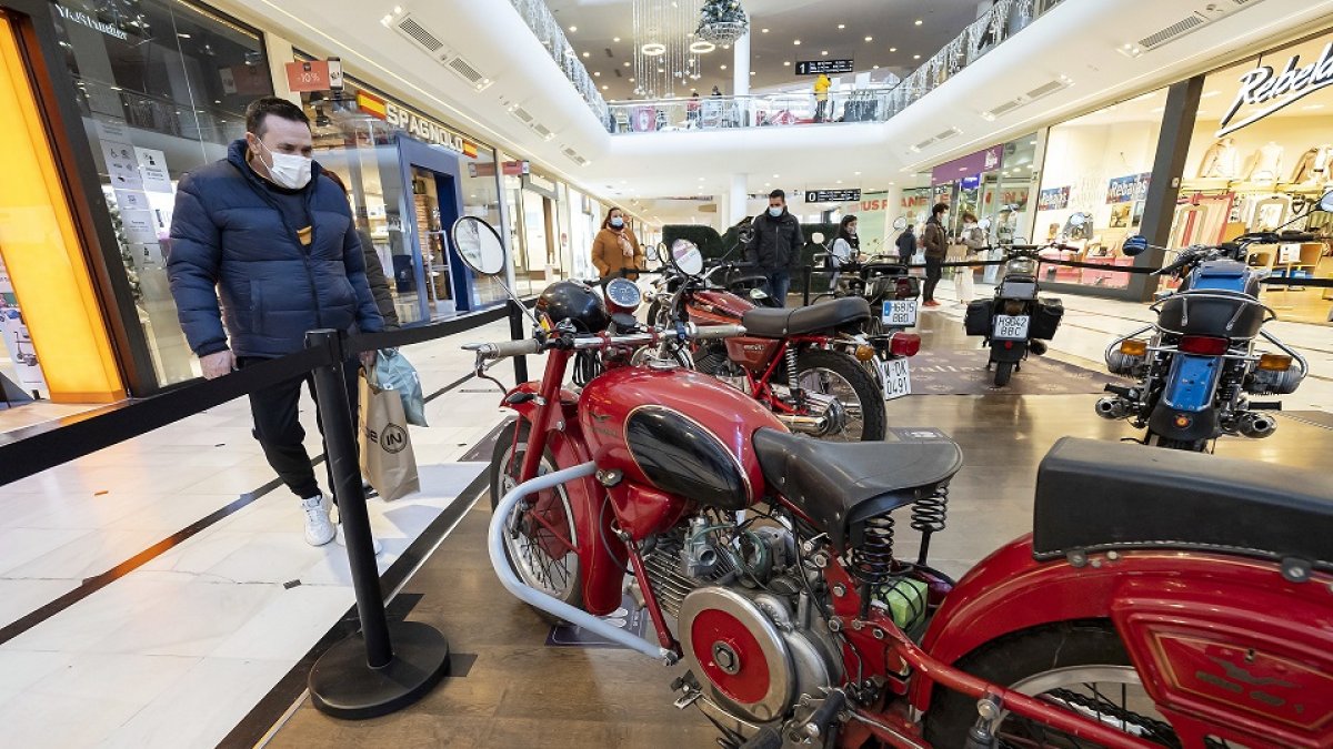 El centro comercial Vallsur acoge una exposición de motos clásicas y antiguas en sus pasillos. PHOTOGENIC /PABLO REQUEJO