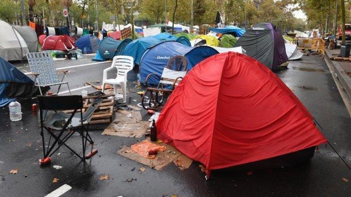 Acampada en la plaza de la Universidad.-JORDI COTRINA