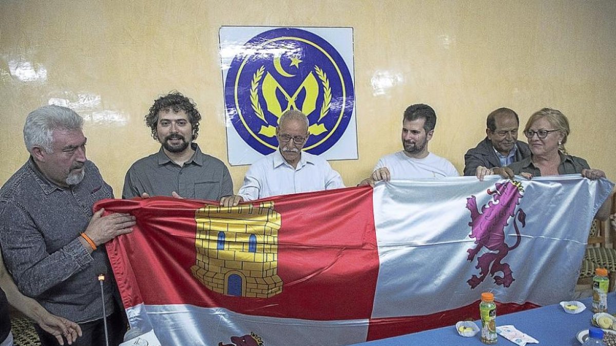 Delgado, Sarrión, Tudanca y González con  Brahim Ghali, presidente de la República Árabe Saharaui, en Tinduf.-ICAL