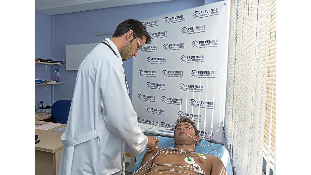 Ángel, durante el reconocimiento médico al que fue sometido ayer.-MIGUEL ÁNGEL SANTOS