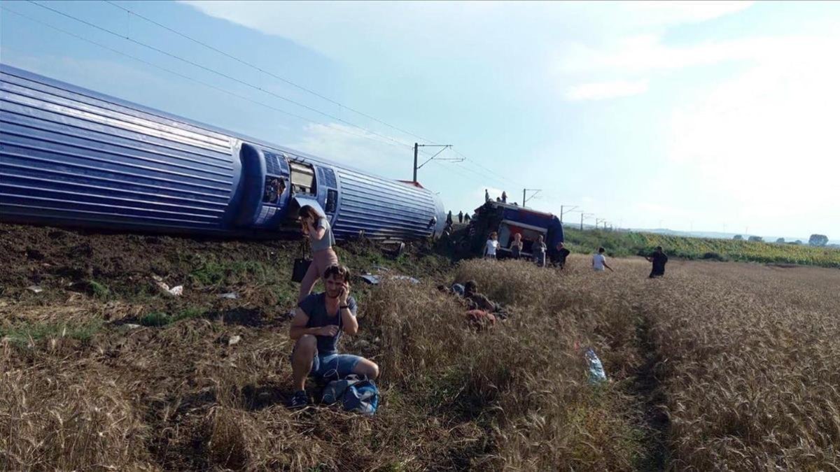 Imagen del tren accidentado en Turquía.-EFE / MEHMET YIRUN