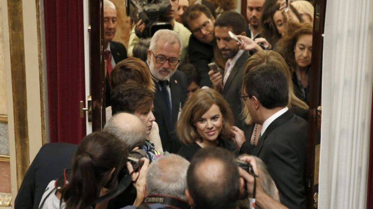 La vicepresidenta del Gobierno, Soraya Sáenz de Santamaría (c), a su llegada a la sesión de control al Ejecutivo.-Foto: EFE