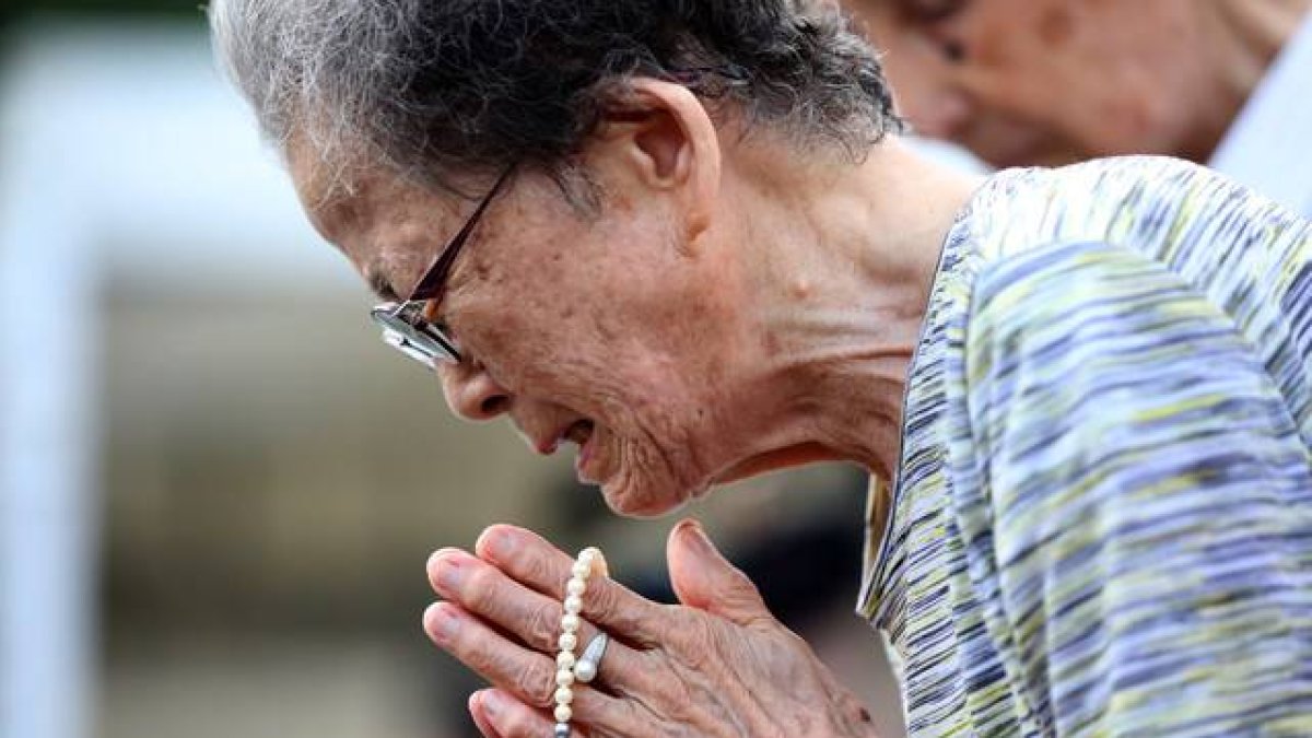 Una mujer llora durante el homenaje a las víctimas de la bomba atómica de Nagasaki.-Foto: AP / EUGENE HOSHIKO