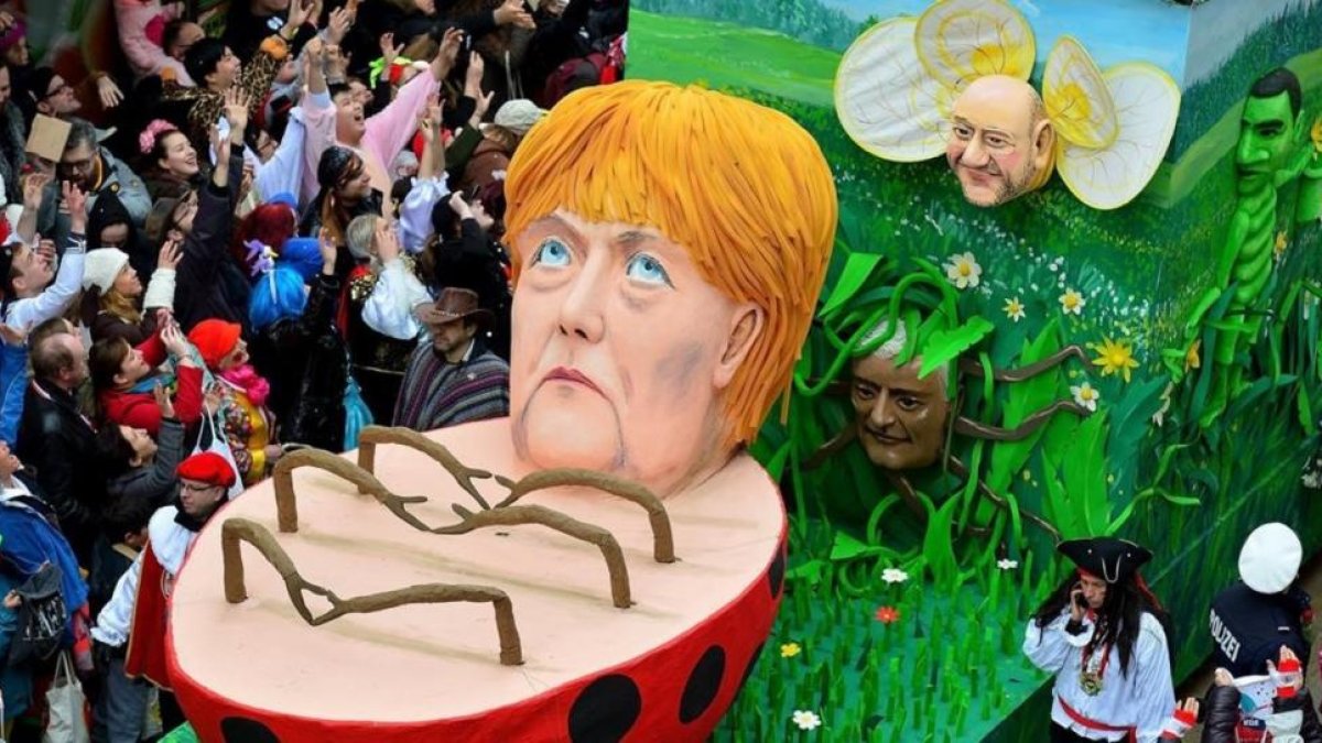 Una carroza que representa a Merkel y a Schulz, en el carnaval de Colonia.-SASCHA STEINBACH