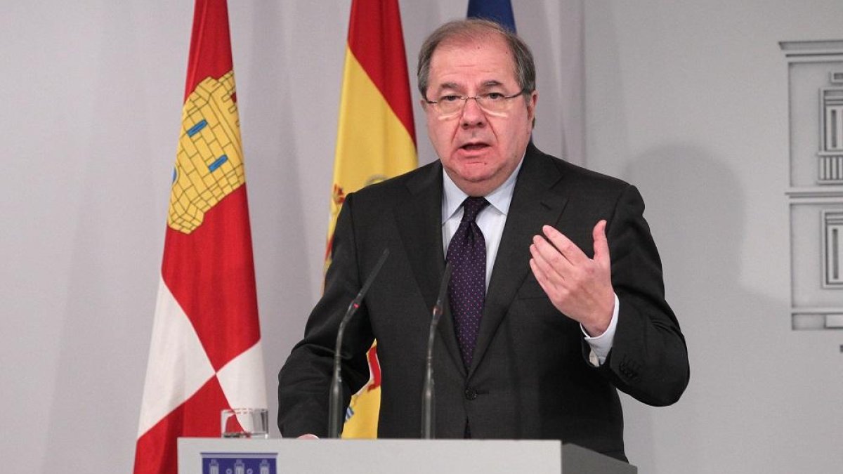 El presidente de la Junta de Castilla y León, Juan Vicente Herrera, atiende a los medios de comunicación tras la reunión mantenida con el presidente del Gobierno, Pedro Sánchez.-ICAL