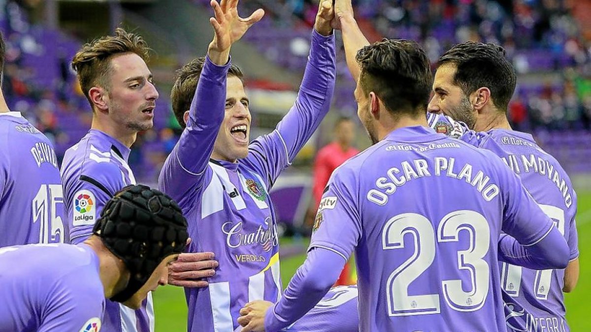 Los jugadores del Valladolid celebran el triunfo ante la Cultural.-J. M. LOSTAU