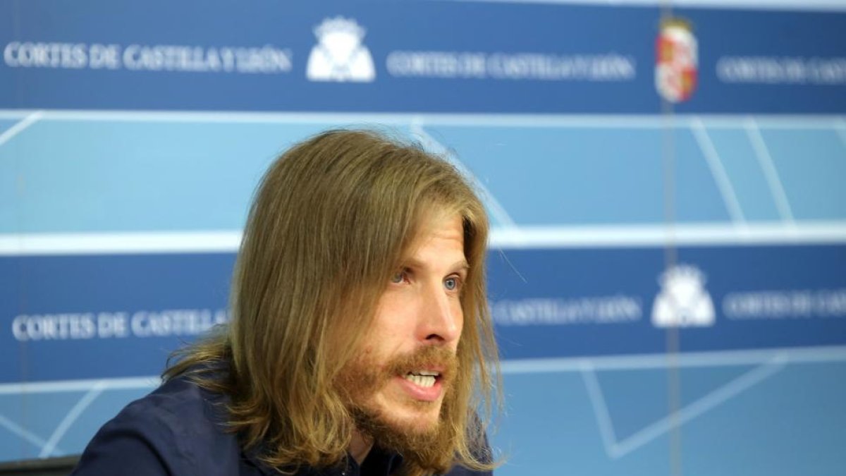 El secretario general de Podemos y portavoz en las Cortes de Castilla y León, Pablo Fernández, ofrece una rueda de prensa para tratar cuestiones de actualidad política-ICAL