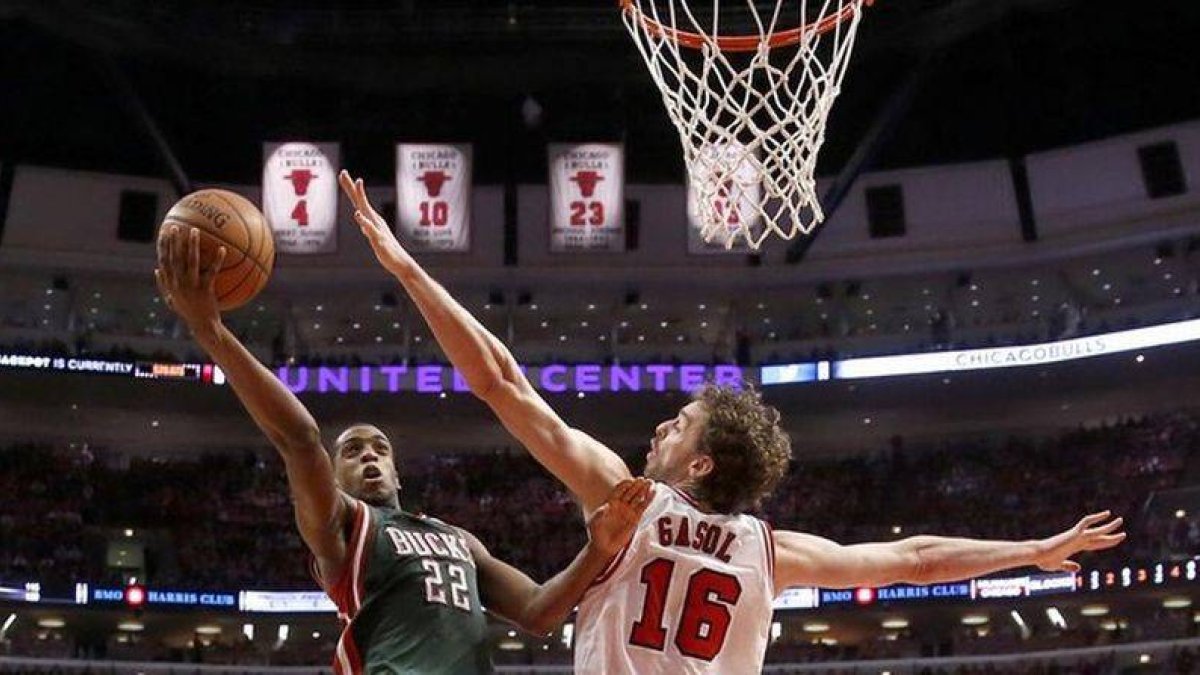 Pau Gasol defiende ante la entrada a canasta de Khris Middleton en el quinto encuentro entre Bulls y Bucks.-Foto: AP / CHARLES REX ARBOGAST