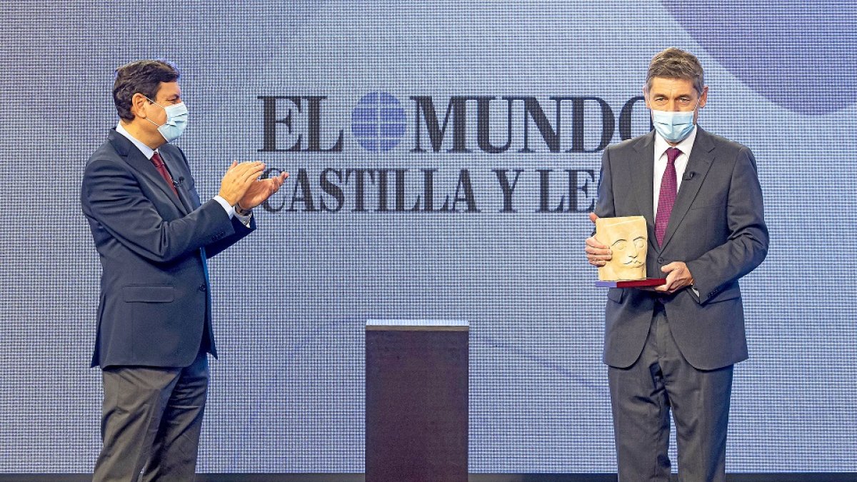 El consejero de Economía y Hacienda, Carlos Fernández Carriedo, aplaude a José María Eiros, catedrático de la Universidad de Valladolid y microbiólogo. PABLO REQUEJO / PHOTOGENIC