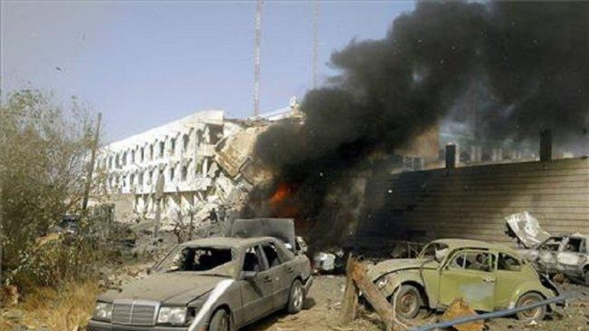 La Multitud Popular aseguró que el vehículo fue blanco de un ataque aéreo.-EFE