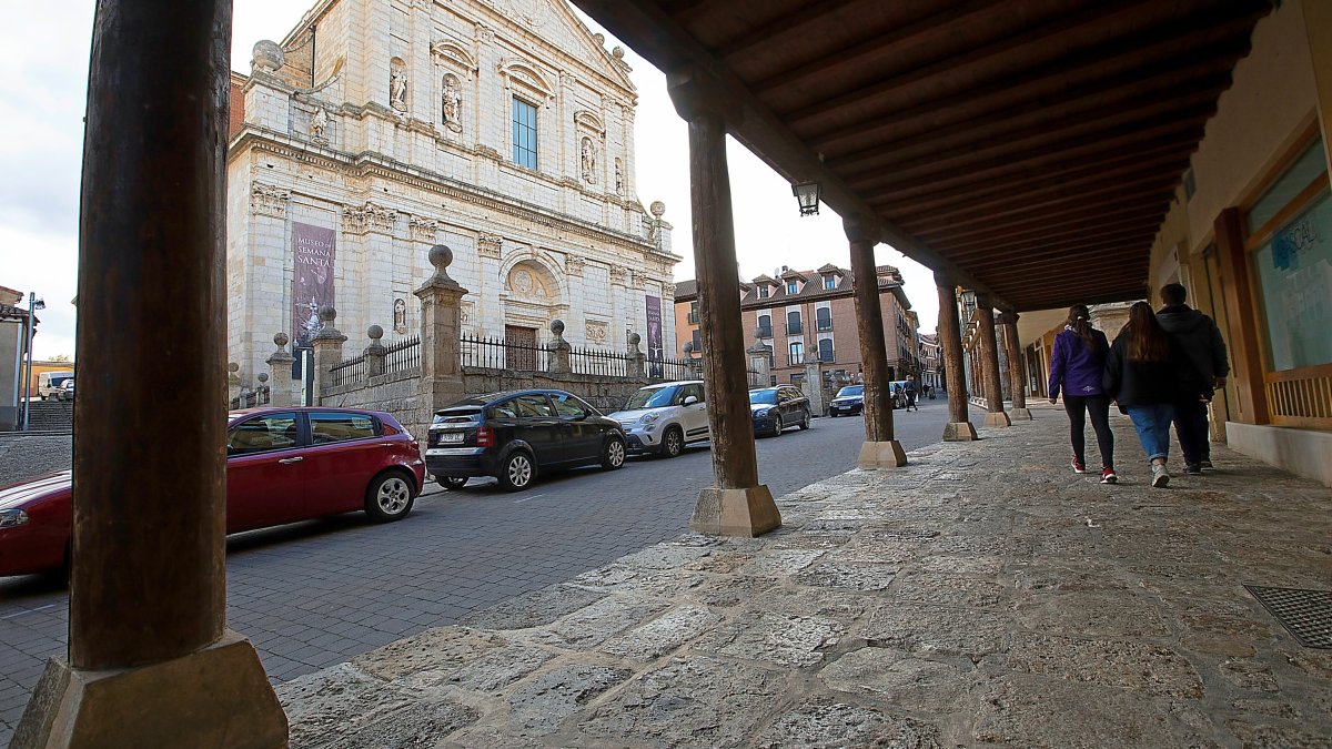 Calle Mayor de Medina de Rioseco con sus característicos soportales, a la altura de la Iglesia de Santa Cruz. J.M. LOSTAU