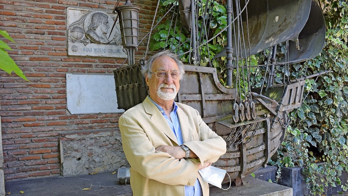 Jesús Varela Marcos, catedrático de Historia de América de la Universidad de Valladolid, junto a la carabela Santa María, en el jardín de la Casa Museo de Colón. / ArgiComunicación