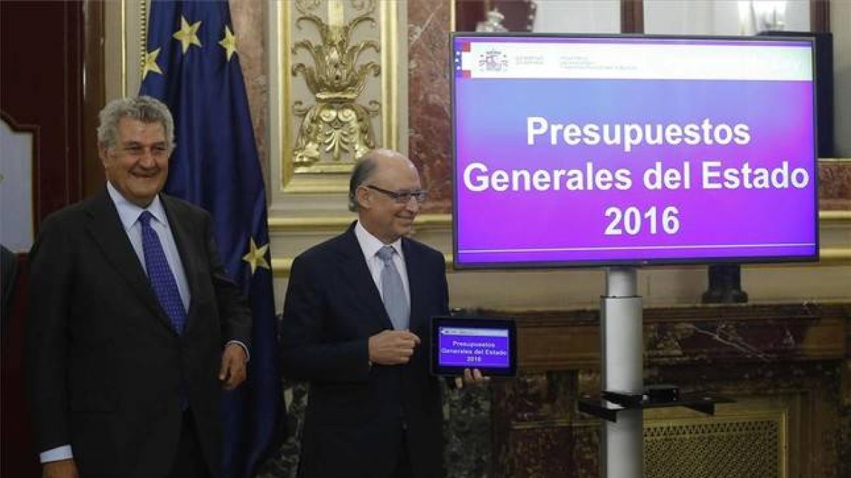 Montoro entrega a Posada los Presupuestos del 2016 en Madrid.-EL PERIÓDICO