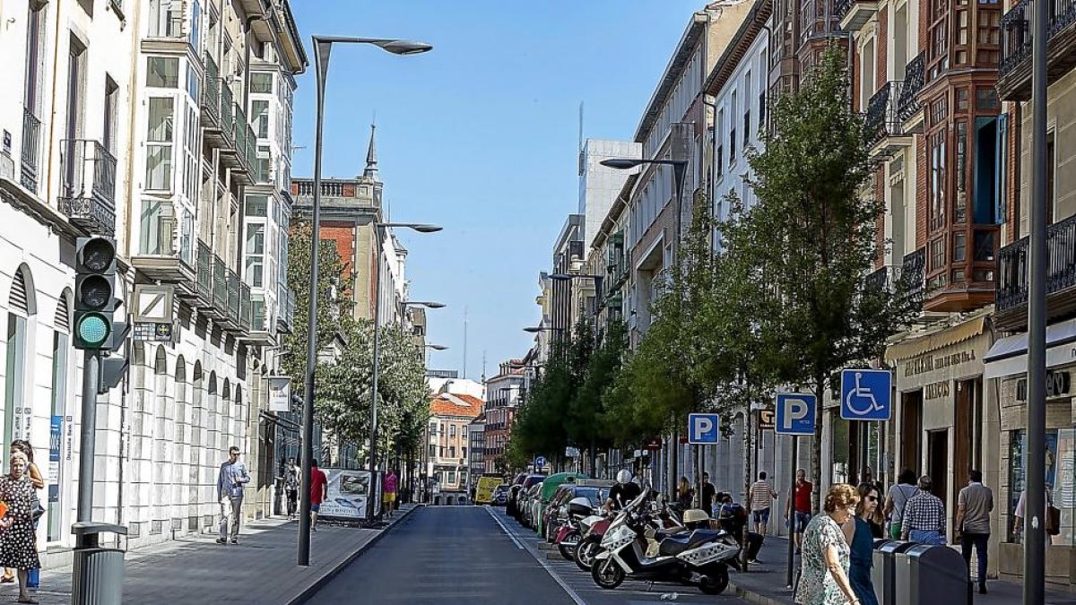Las calles de Valladolid, cortadas por la contaminación.-PABLO REQUEJO