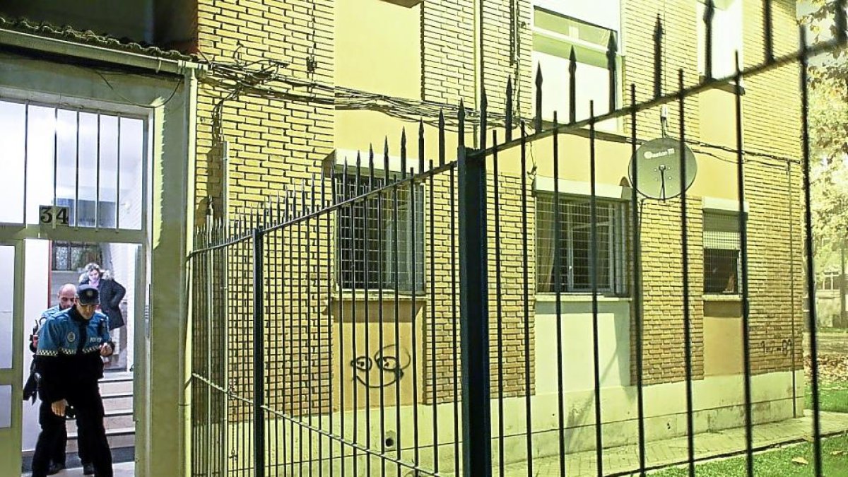 Policías locales salen del bajo donde se produjo el incendio.-PABLO REQUEJO