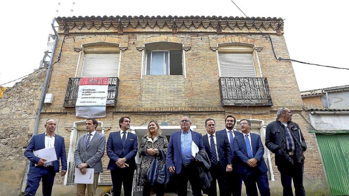 Julio César García, Conrado Íscar, Juan Carlos Suárez-Quiñones, Pilar del Olmo, Augusto Rodríguez, Pablo Trillo, José Ángel Alonso, Ángel Marinero y Carlos Mangas ayer, frente a la casa en rehabilitación de Valbuena de Duero.-ICAL