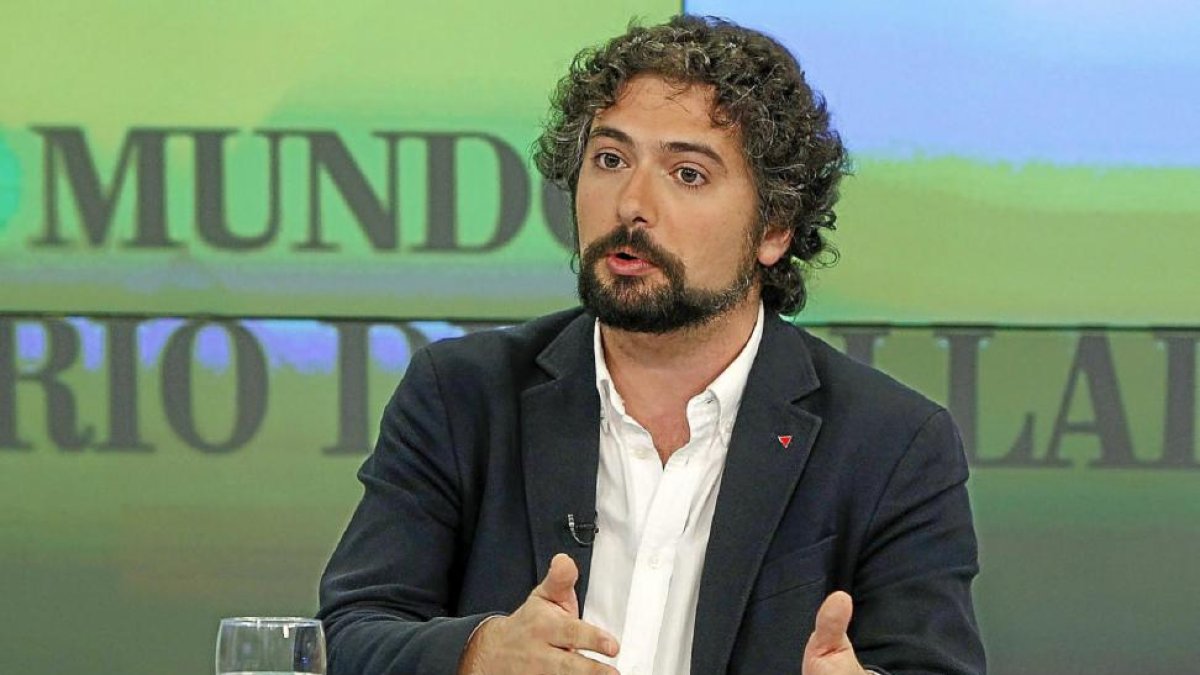 El portavoz de Izquierda Unida en las Cortes, José Sarrión, ayer, en el programa ‘La Quinta Esquina’.-J. M. Lostau