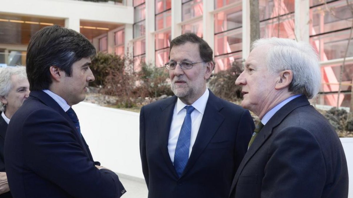 Mariano Rajoy charla con el presidente de Promecal, Antonio Méndez Pozo, y con el subdirector general, Daniel Méndez.-ICAL