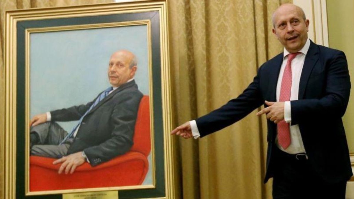 Wert junto a su retrato, en el Ministerio de Educación.-JUAN MANUEL PRATS
