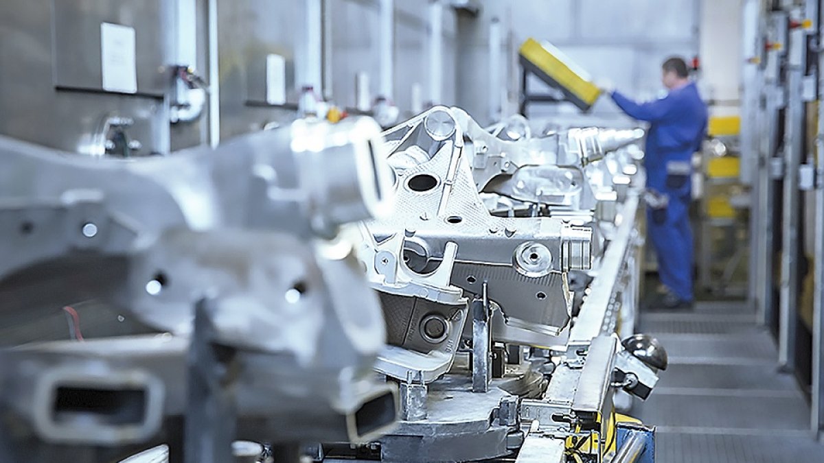 Un trabajador en las instalaciones de la planta de Benteler en Burgos. EL MUNDO