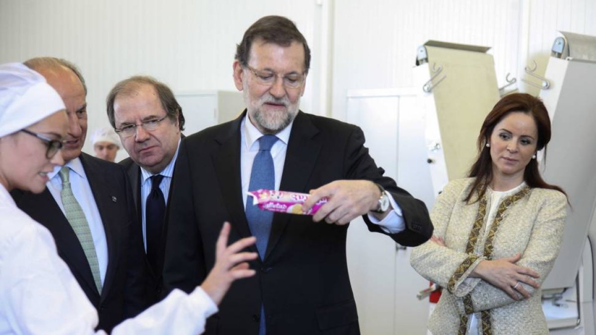 El presidente del Gobierno, Mariano Rajoy (C) y el de la Junta, Juan Vicente Herrera (2I), visitan el Centro de I+DEA de Grupo Siro en El Espinar (Segovia) junto al presidente del Grupo Siro, Juan Manuel González Serna (I), y la consejera de Agricultura,-Ical