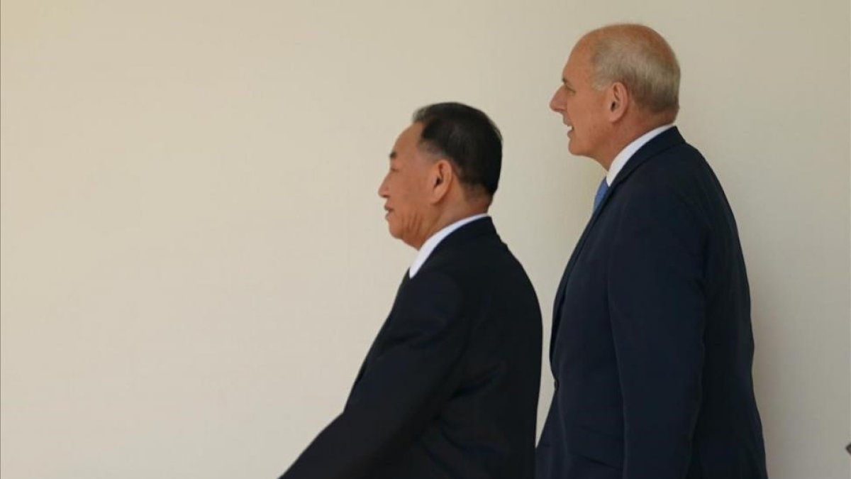 Kim Yong-chol y John Kelly, jefe de Gabinete de Trump, en la Casa Blanca.-/ AP / ANDREW HARNIK
