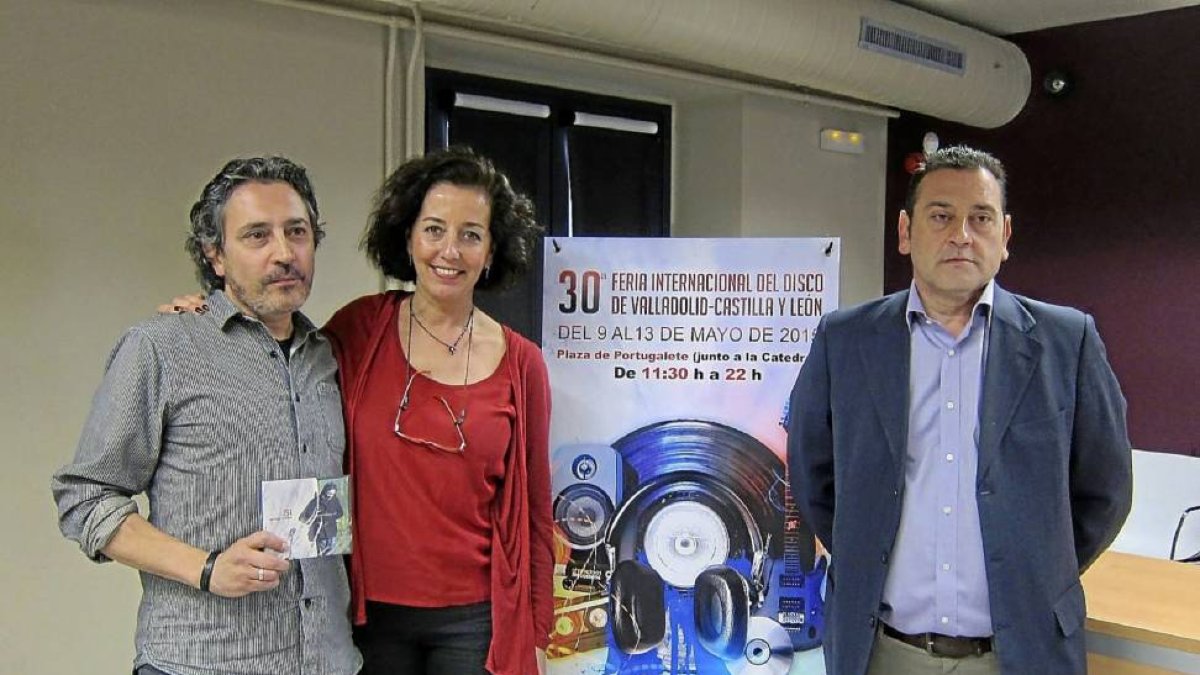 La concejala de Cultura, Mercedes Cantalapiedra, junto a los organizadores de la Feria-El Mundo