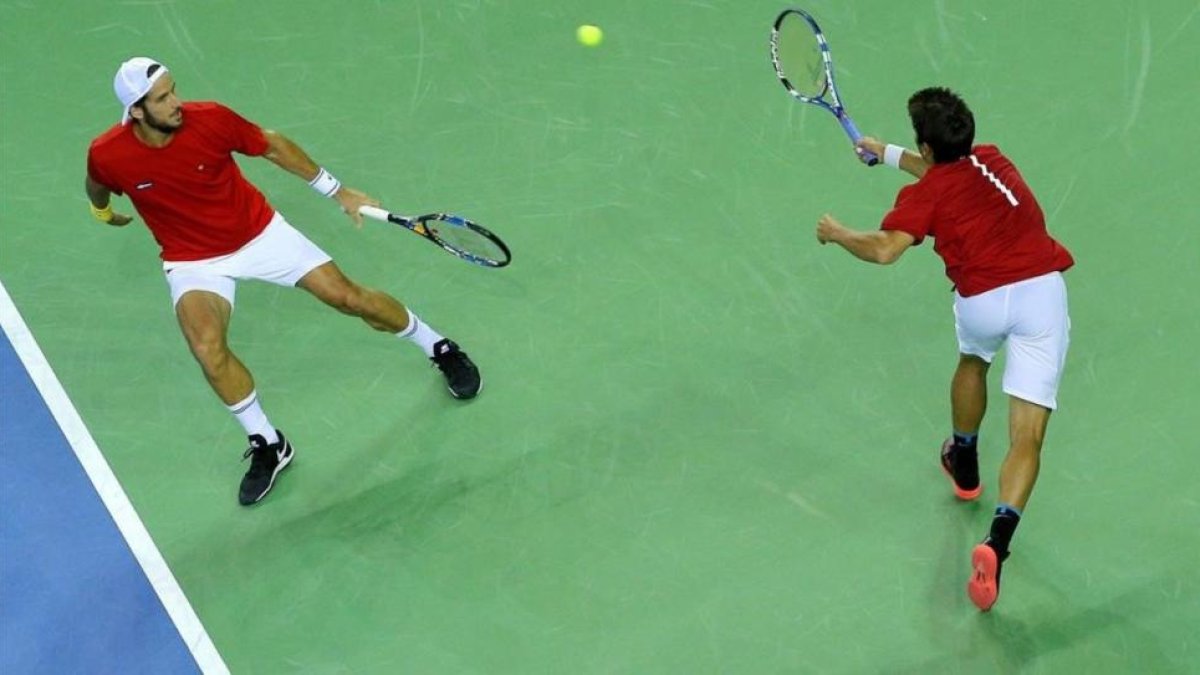 Feliciano López y Marc López, en el partido de dobles perdido ante Rumanía.-EFE / ROBERT GHEMENT