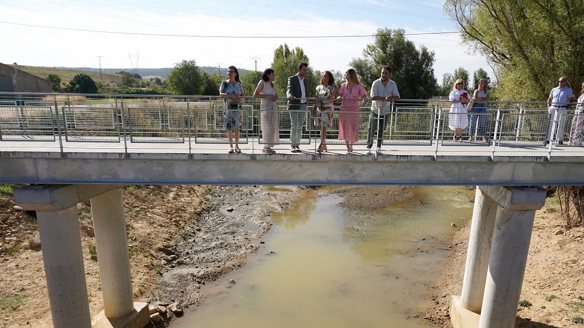 La consejera de Movilidad y Transformación Digital, María González Corral, visita el resultado de las obras de construcción del itinerario peatonal alternativo a la carretera VA-913 a su paso por Medina de Rioseco (Valladolid) .-ICAL