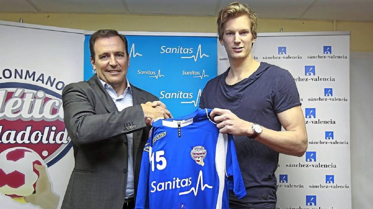 El sueco Filip Kallman, junto al presidente del BM Atlético-J. M. Lostau
