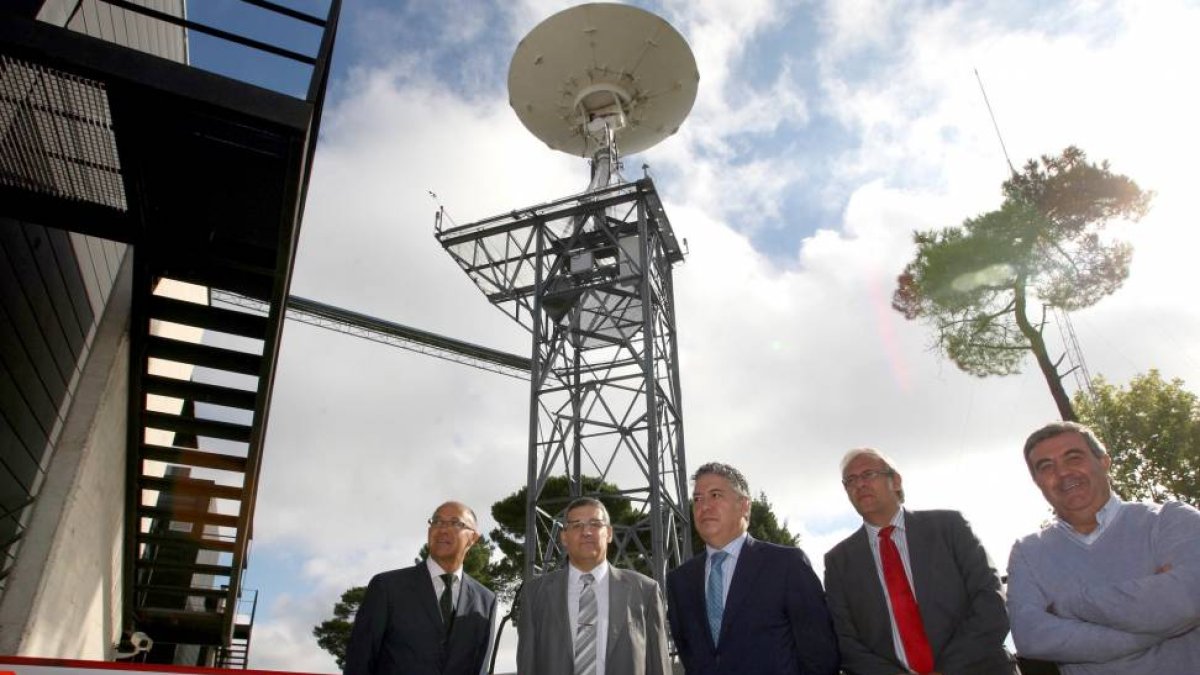 El secretario de Estado de la Seguridad Social, Tomás Burgos (C), visita la empresa Elecnor Deimos acompañado del delegado de Gobierno, Ramiro Ruiz Medrano; el subdelegado, Antonio Bermejo y responsables del centro-Ical