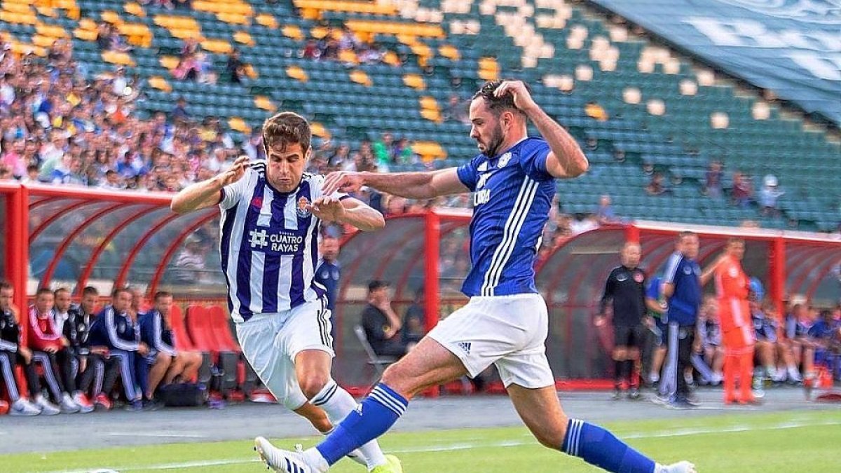 Hervías, que reapareció tras la grave lesión de la pasada temporada, intenta regatear al lateral del Cardiff City.-RVCF
