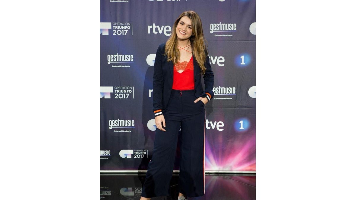 Amaia Romero, ganadora del concurso televisivo Operación Triunfo, atiende a los medios de comunicación tras la gala final protagonizada anoche en TVE.-EFE/Enric Fontcuberta