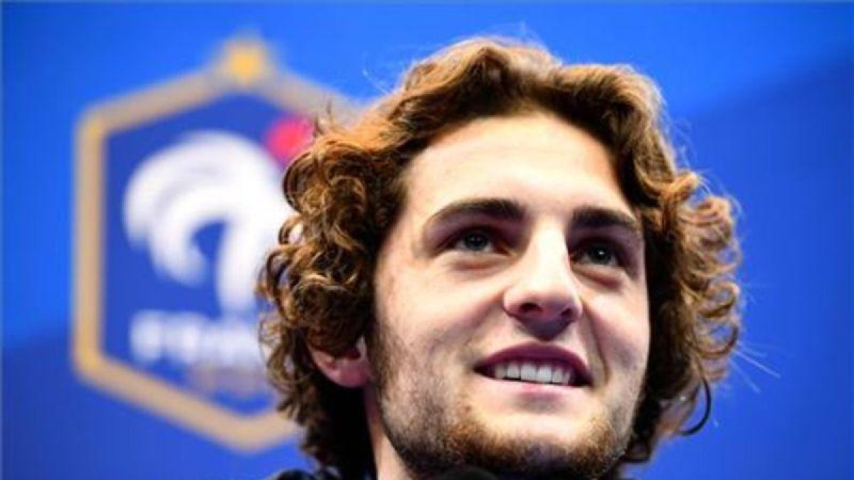 El jugador del PSG Adrien Rabiot en una rueda de prensa de la selección francesa de fútbol.-AFP