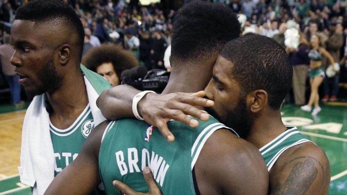 Kyrie Irving abraza a Jaylen Brown tras el partido.-MICHAEL DWYER