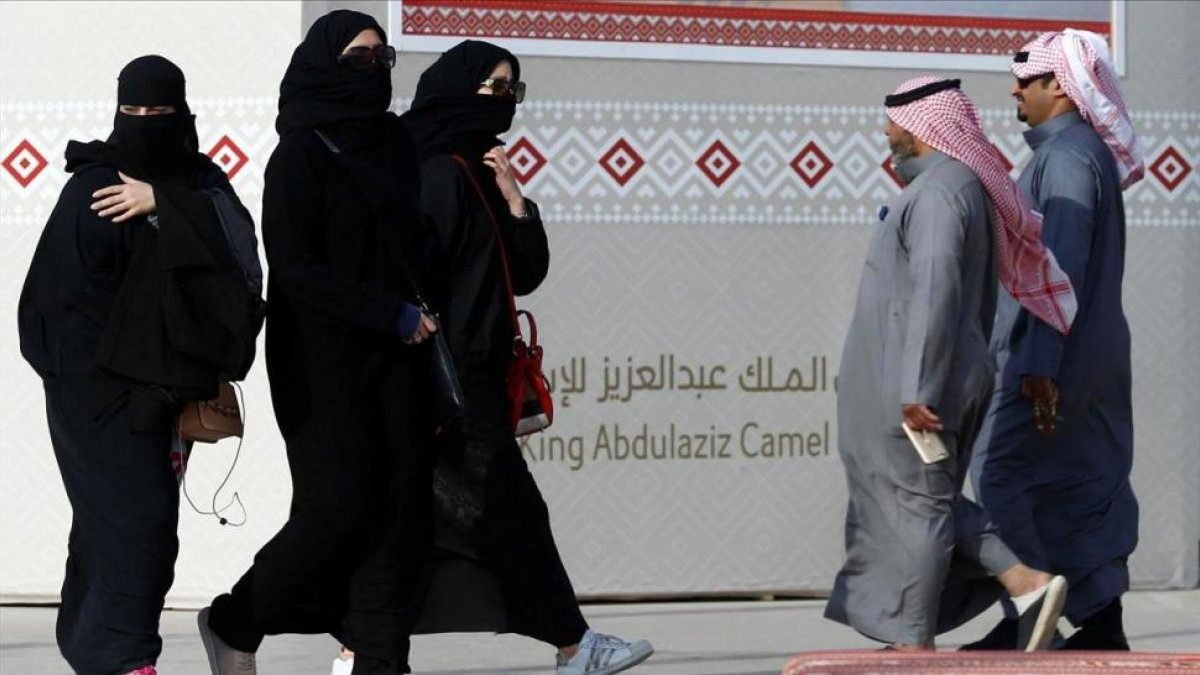 Jóvenes saudís con la abaya en Riad.-/ REUTERS / FAISAL AL NASSER