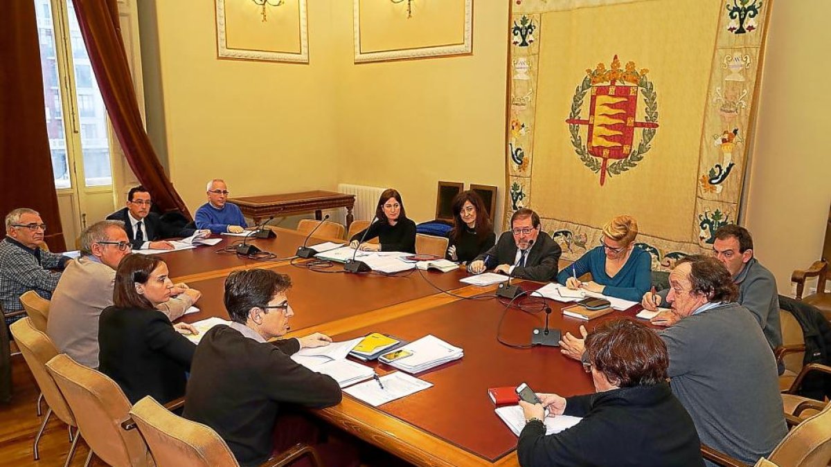 Primera reunión del consejo de la nueva Administración de la Entidad Pública del Agua, ayer en el Consistorio.-E.M.